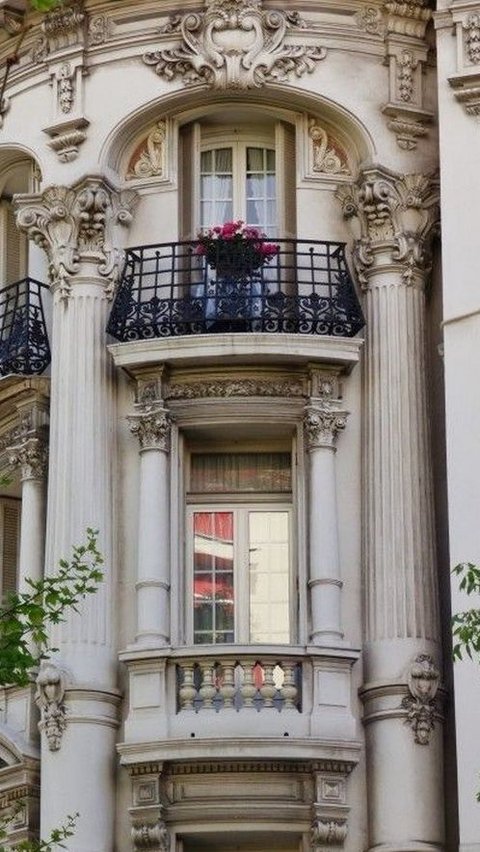 6. Jendela Klasik Eropa dengan Balkon<br>