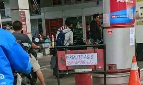 Potret Tulisan Bensin Pertalite dan Pertamax Nyeleneh. (Sumber: 1cak.com)