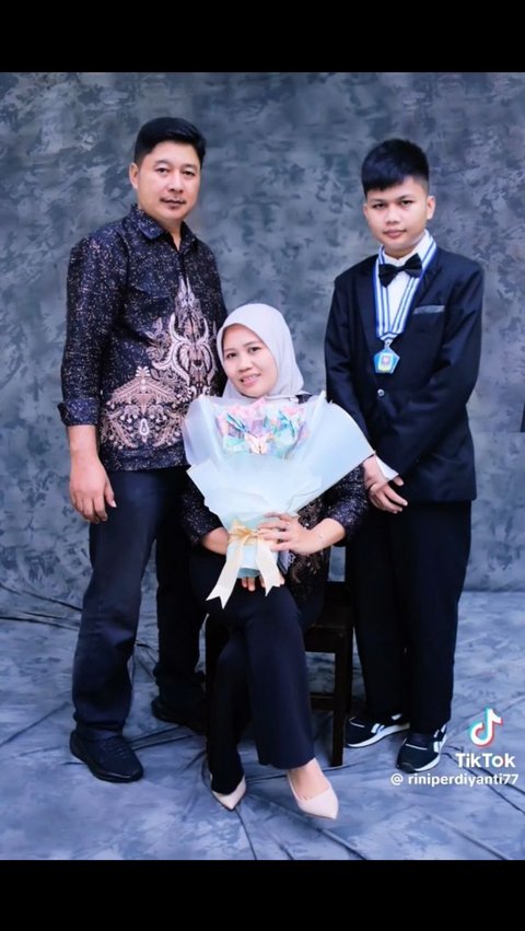 Momen kehadiran Sus Rini di wisuda putranya ini viral, sosok suami curi perhatian.