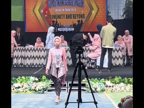 Momen kehadiran Sus Rini di wisuda putranya ini viral, sosok suami curi perhatian.