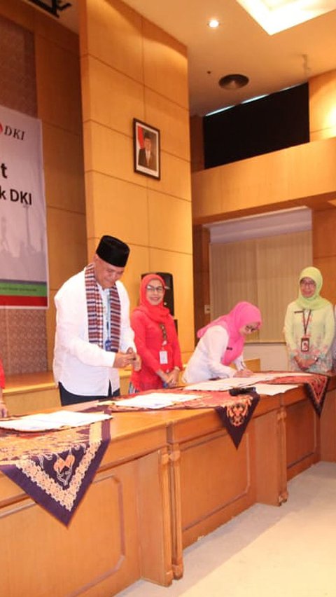 Direktur Kredit UMK & Usaha Syariah Bank DKI Babay Parid Wazdi dan Kadis Kesehatan DKI Jakarta, Widyastuti menyaksikan penandatanganan Persetujuan Kredit Modal Kerja Pinjaman Tetap Berjangka&nbsp;senilai Rp93 bersama 6 perwakilan RSUD DKI Jakarta di Jakarta, Jumat (30/8/2019). (Liputan6.com/HO/Budi)