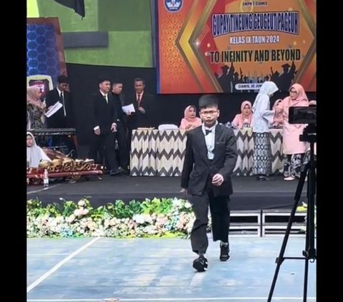 Momen kehadiran Sus Rini di wisuda putranya ini viral, sosok suami curi perhatian.