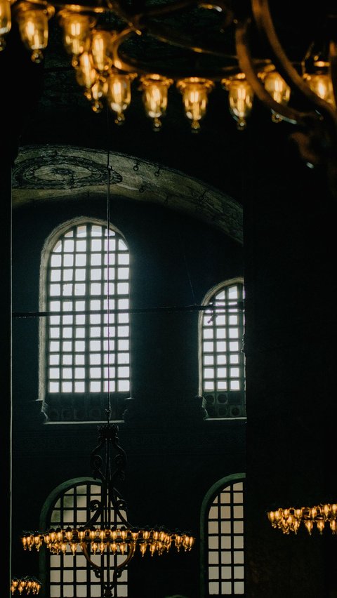 Ruqyah umum dimaknai sebagai metode pengobatan dan pembersihan diri dalam Islam.