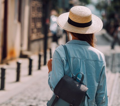 Elite Style, Tough to Pay! This Woman Chooses to Walk 2.5 Hours to the Airport Rather than Pay for a Taxi