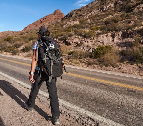 Elite Style, Tough to Pay! This Woman Chooses to Walk 2.5 Hours to the Airport Rather than Pay for a Taxi