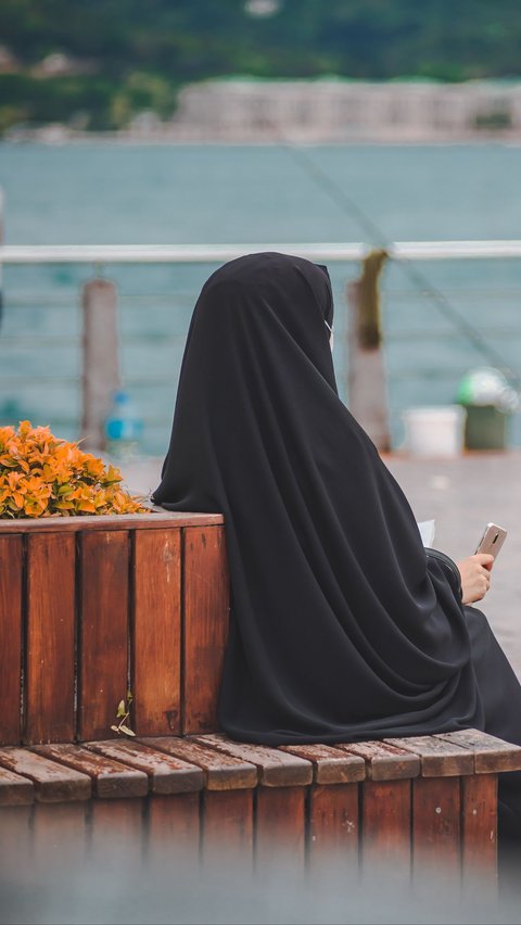 Berdoa adalah salah satu usaha untuk menyembukan anak yang tengah sakit.