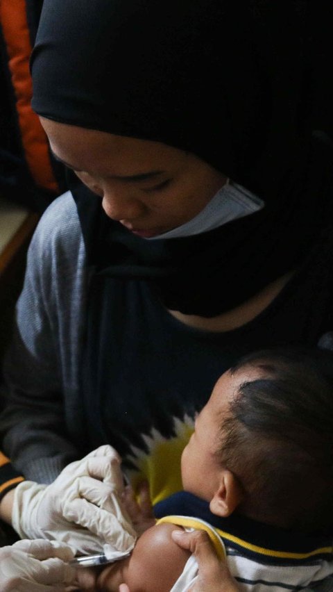 Petugas menyuntikan anak imunisasi di RPTRA Pola Idaman, Pondok Labu, Jakarta Selatan, Senin (1/8/2022). Sebanyak 76 anak mengikuti bulan imunisasi anak nasional pemberian imunisasi tambahan Campak-Rubela dan pemberian imunisasi pada anak yang belum mendapatkan imunisasi lengkap. (Liputan6.com/Herman Zakharia)