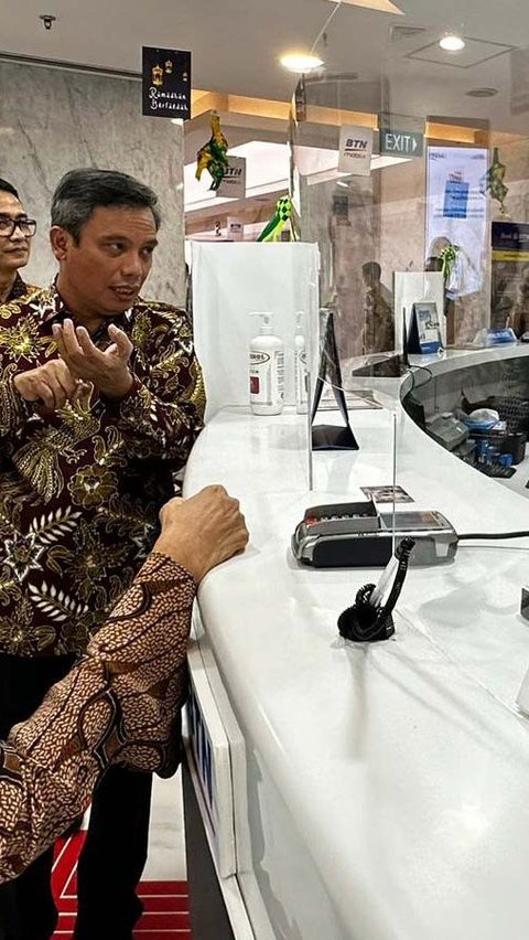 Direktur Utama PT Bank Tabungan Negara (Persero) Tbk, Nixon LP Napitupulu berbincang dengan salah satu Petugas Kantor Cabang Bank BTN Jakarta Kuningan saat meninjau persiapan kantor cabang Bank BTN dalam  rangka libur panjang menyambut Idul Fitri 1444 Hijriah di Jakarta (11/04/2023). (Liputan6.com/HO)