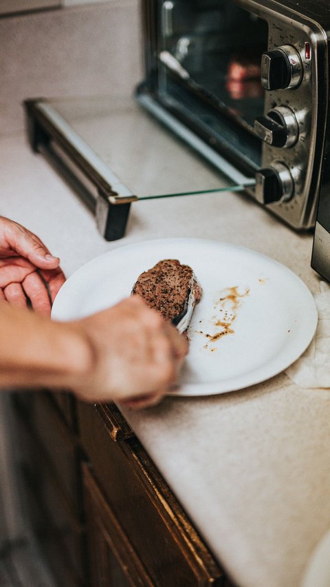 Foodborne illness atau penyakit bawaan makanan disebabkan oleh konsumsi makanan atau minuman yang terkontaminasi.