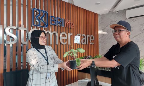 Menyadari pentingnya kolaborasi antara masyarakat global dengan para pemangku kepentingan untuk meningkatkan kepedulian terhadap lingkungan hidup, BRI Life turut serta mengajak nasabah dan membagikan tanaman di beberapa kantor layanan. (Ist)