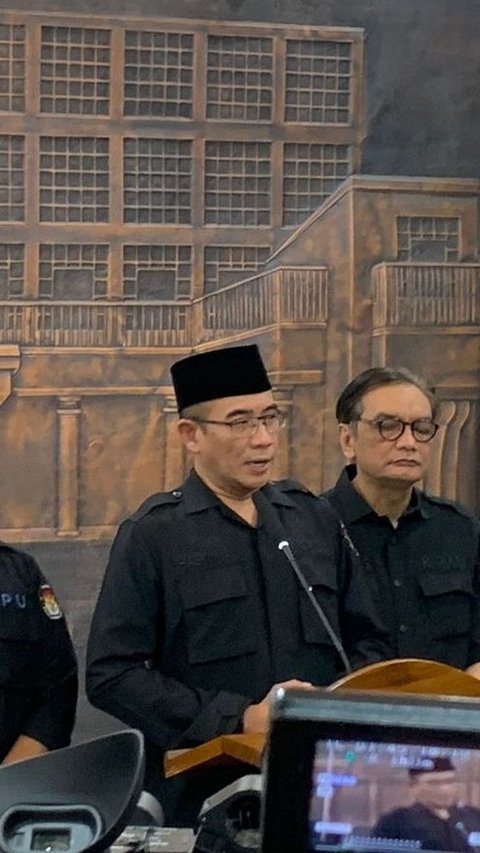 Ketua KPU Hasyim Asy'ari usai penetapan pemenang Pemilu 2024 di kantor KPU, Jakarta Pusat, Rabu malam (20/3/2024). (Merdeka.com/ Rahmat Baihaqi)