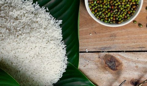 Kue ketan adalah salah satu makanan tradisional yang memiliki tempat istimewa dalam ragam kuliner nusantara.