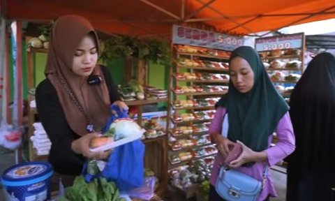 Wanita ini Jualan Sayur Serba Rp5.000, Tiga Jam Langsung Ludes Omzetnya Sampai Jutaan