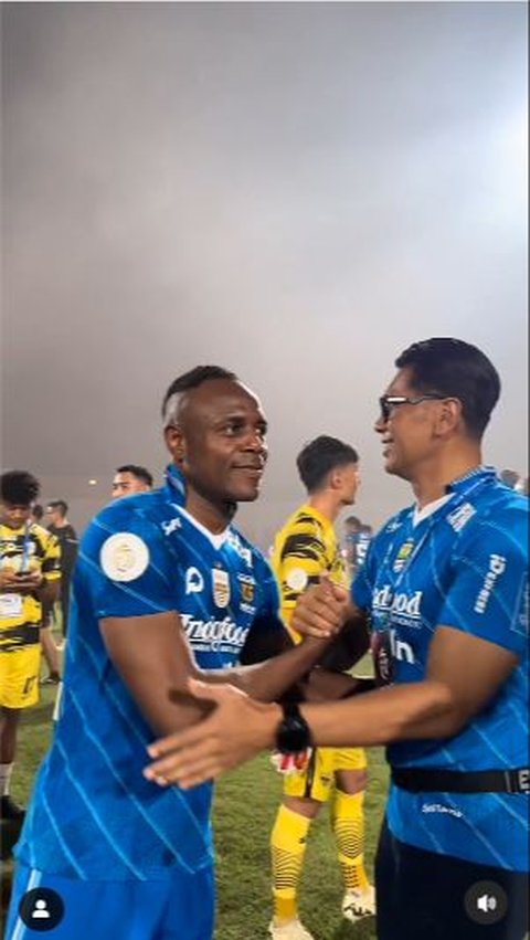 Rudy juga sempat menyalami pemain Persib Bandung sembari mengucapkan selamat atas kemenangan mereka. <br>