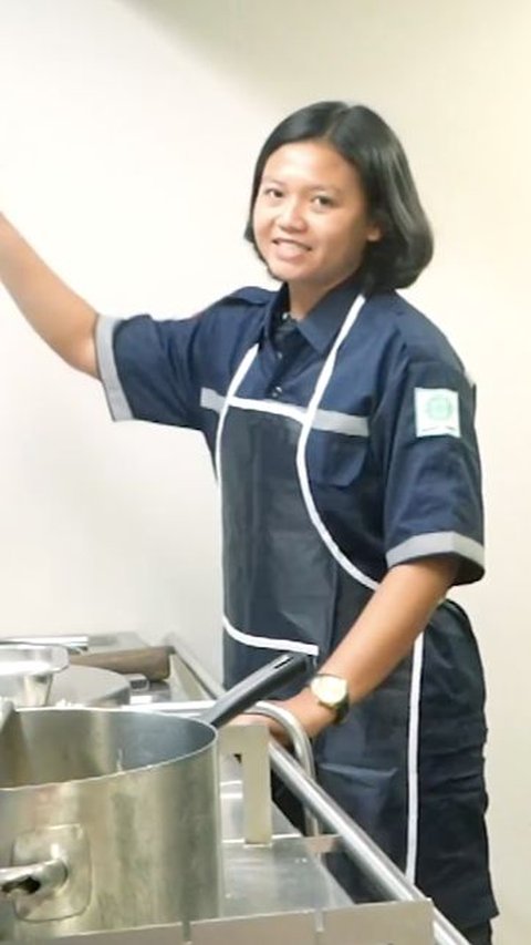 Sosok Kowal Cantik jadi Chef di Kapal Perang<br>