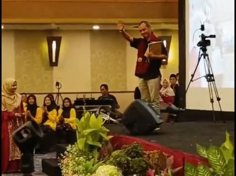 Tabah dan Penuh Senyum, Ayah Ini Datang Wakili Putranya yang Meninggal H-2 Jelang Wisuda SMP