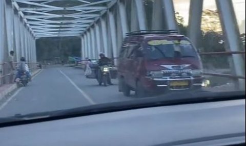 Nekat Banget, Aksi Pengendara Mobil Lewati Jembatan Miring Ini Curi Perhatian