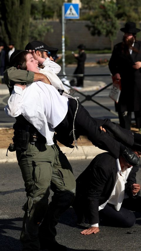 Aksi protes ini diwarnai bentrokan antara demonstran dengan pasukan keamanan. Foto: REUTERS / Ronen Zvulun<br>