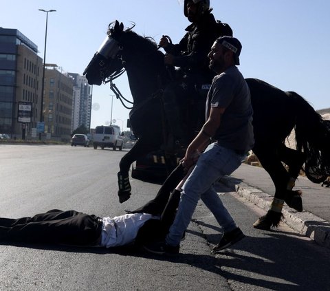Pasukan keamanan Israel mencoba membubarkan demonstran para pria Yahudi Ultra-Ortodoks yang melakukan protes. Mereka dibubar secara paksa oleh pasukan polisi Israel.