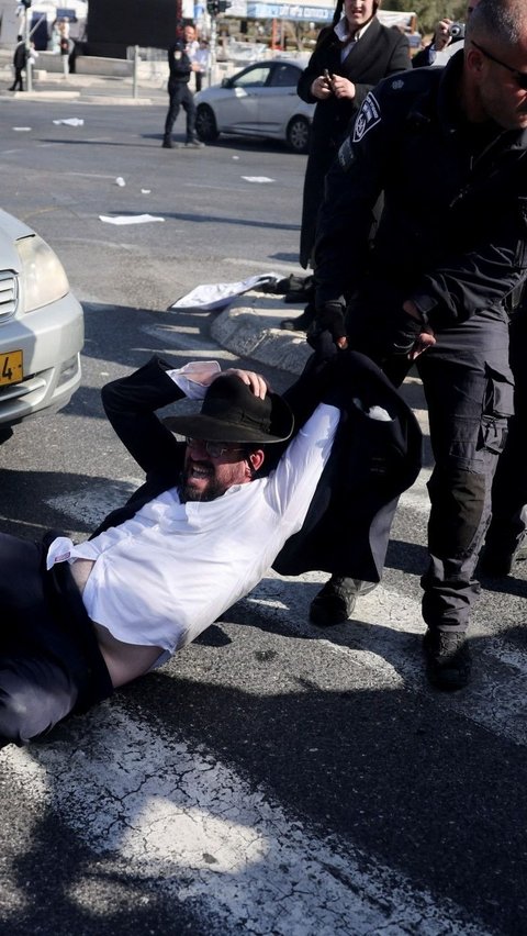 FOTO: Tolak Wajib Militer dan Blokir Jalan, Penganut Yahudi Ultra-Ortodoks Diseret-Seret sampai Jadi Bulan-Bulanan Pasukan Israel