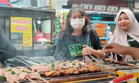 Pemuda 23 Tahun Sukses Jual Jajanan Ala Korea di Pinggir Jalan Penghasilannya Lebih dari UMR Jakarta, Sedihnya Pernah Dijauhi Cewek