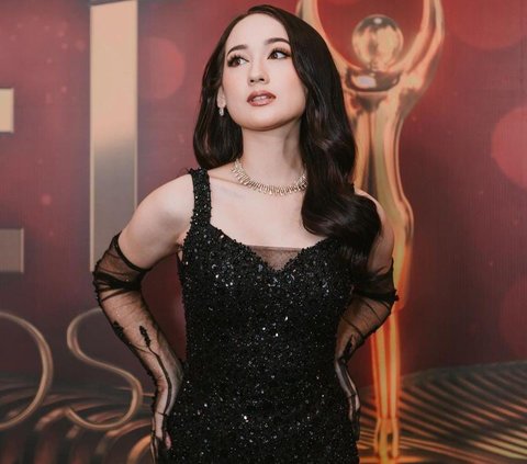 Potret Laura Moane Kenakan Mini Dress Hitam, Cantik dan Stunning Abis