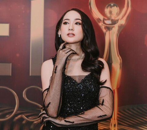 Potret Laura Moane Kenakan Mini Dress Hitam, Cantik dan Stunning Abis