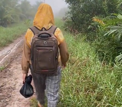 Meski hujan badai melanda, ia dan teman-teman gurunya akan tetap berjalan kaki ke sekolah demi mengajar murid-muridnya. Meski terkadang terjatuh saat melewati jalanan becek berlumpur hingga kelelahan, mereka tetap mengutamakan para muridnya.