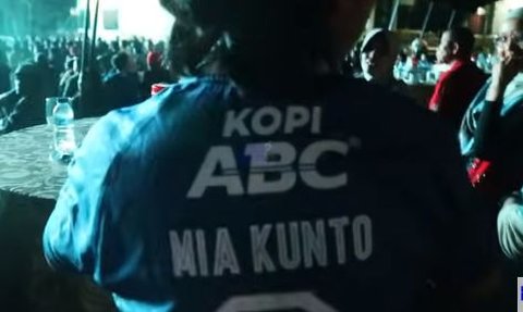 Momen Keseruan Mayjen Kunto Arief saat Nobar Persib Bandung, Kompak dengan Sang Istri Mengenakan Jersey Warna Biru