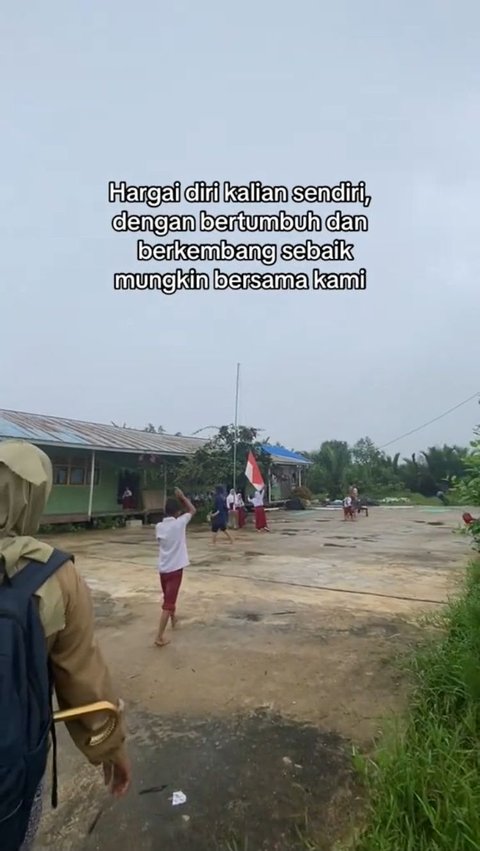 Viral Perjuangan Guru Mengajar di Sekolah Terpencil, Berangkat Lewati Jalan Berlumpur