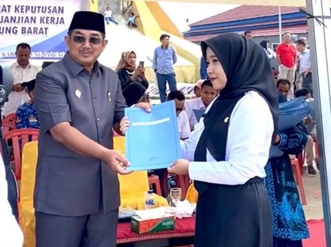 Viral Perjuangan Guru Mengajar di Sekolah Terpencil, Berangkat Lewati Jalan Berlumpur