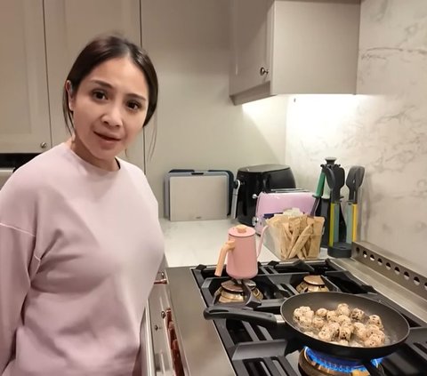 Nagita Slavina Masak-masak Resep Viral, Makan Bareng sama ART dan Sus Rini Bak Bestie