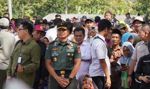 Kompak Jenderal TNI dengan Mayor Teddy, Berpose Gagah saat Bertemu di Gunung Kidul