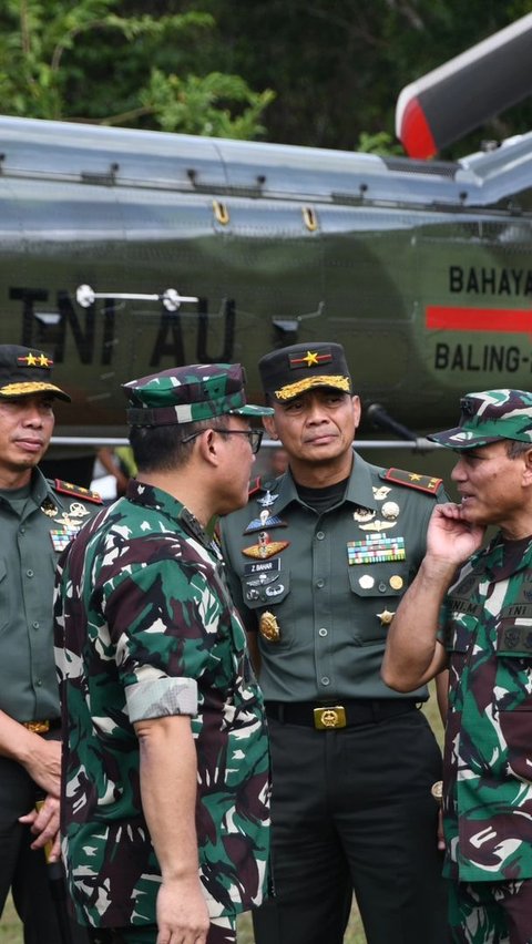 Tak hanya itu, sejumlah Jenderal TNI juga terlihat hadir mendampingi Prabowo dalam melaksanakan kunjungan kerjanya. <br>