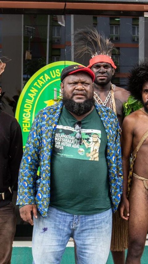 Kisah Hendrikus Woro, Pejuang Hutan Adat Suku Awyu Melawan Perusahaan Kelapa Sawit di Papua Selatan