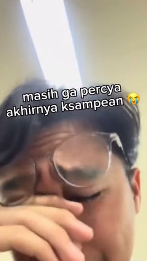 Sembari dipenuhi air mata haru, dia sesekali mengusap kepala sang adik saat berjalan di dalam gedung kampus.