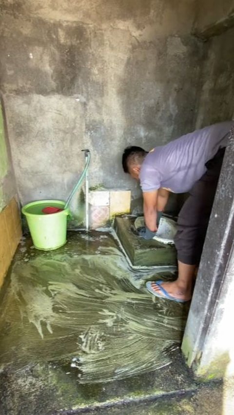 Dana juga membersihkan lantai toilet dengan menggunakan zat pembersih agar lumut-lumut dapat dihilangkan dengan mudah.<br>
