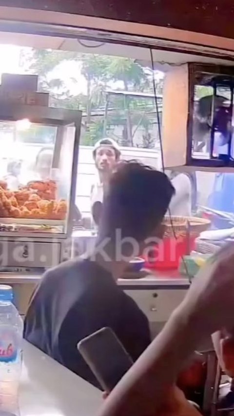 Dua Pria Paksa Tukar Uang Receh di Kedai Ayam Goreng<br>