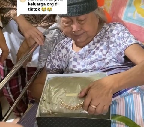 Viral Nenek Usia 84 Tahun dapat Hadiah Buku saat Ultah, Ekspresi saat Buka Kado Curi Perhatian