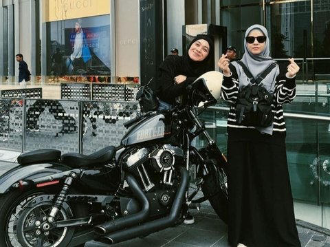 10 Photos of Natasha Rizky and Dian Ayu Riding Big Motorcycles, Ran Out of Gasoline