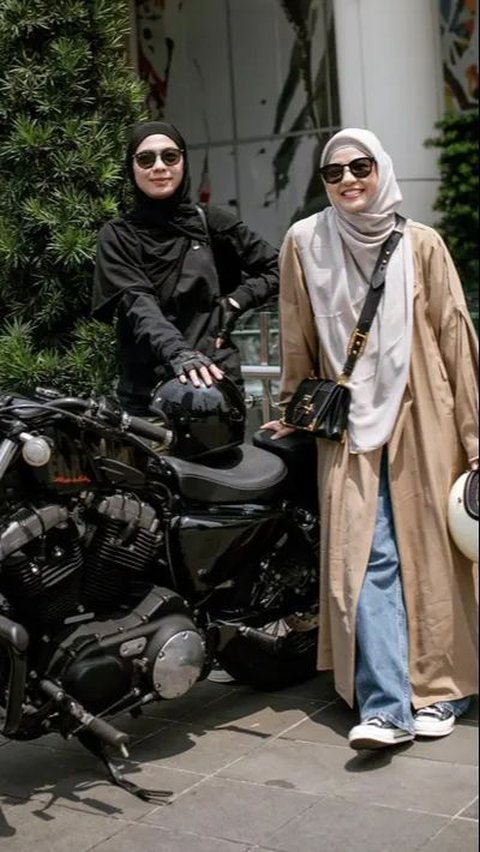 10 Portraits of Natasha Rizky and Dian Ayu Riding Big Motorcycles, Experienced a Momentary Breakdown After Running Out of Gasoline.