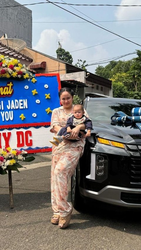 Portrait of Denise Chariesta Presents a Car Worth Rp1 Billion as a Result of Selling a Dress Because her Child Grows Teeth
