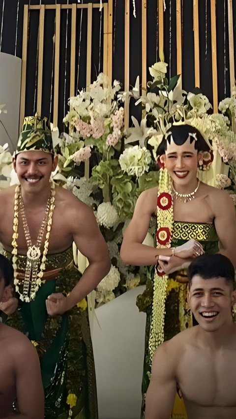 Pernikahan Pasangan Personal Trainer Pamer Otot Pakai Baju Dodot, Warganet: Sakinah, Mawwadah, Wah Kekar <br>
