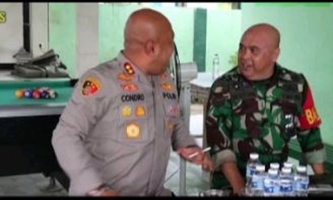 Gaya Kocak Perwira Polisi saat Datangi Kodim, Bikin Kaget Anggota TNI Berkepala Pelontos