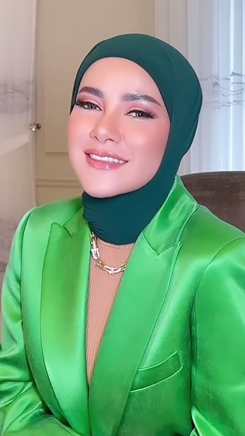 Combine Rp1.2 Billion Necklace and Neon Green Blazer, Take a Look at Olla Ramlan's 'Glowing' Appearance.