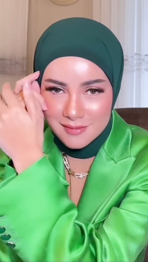 Combine a Rp1.2 Billion Necklace and Neon Green Blazer, See the 'Glowing' Appearance of Olla Ramlan