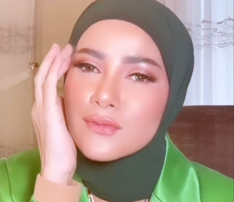 Combine a Rp1.2 Billion Necklace and Neon Green Blazer, See the 'Glowing' Appearance of Olla Ramlan