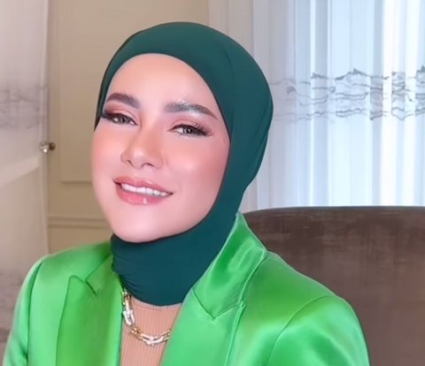 Combine a Rp1.2 Billion Necklace and Neon Green Blazer, See the 'Glowing' Appearance of Olla Ramlan