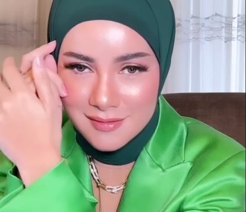Combine a Rp1.2 Billion Necklace and Neon Green Blazer, See the 'Glowing' Appearance of Olla Ramlan