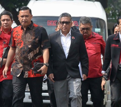 FOTO: Penuhi Panggilan Polda Metro Jaya, Sekjen PDIP Hasto Kristiyanto Genggam Berkas untuk Barang Bukti Terkait Wawancara di TV